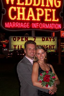 Frisch verheiratet! Das glückliche Paar vor der Werbetafel der Kirche!